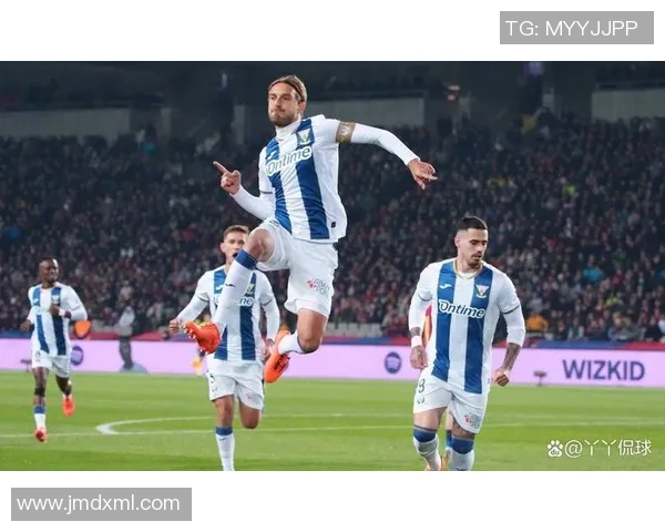 瓦伦西亚队迎战劲敌全力争胜期待球迷热情助威