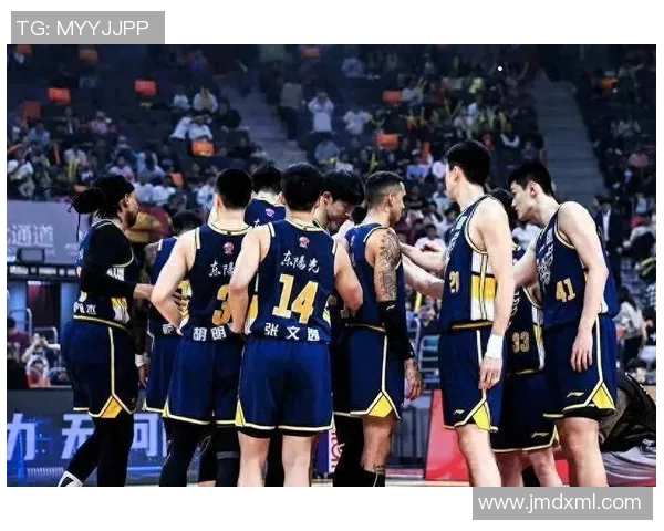 青岛男篮与广厦男篮激战正酣谁能在赛场上笑到最后